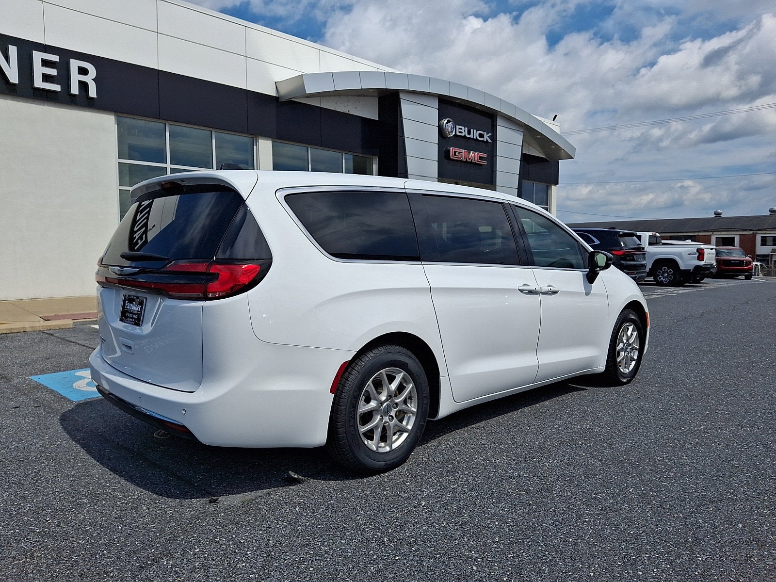 2025 Chrysler Pacifica Select