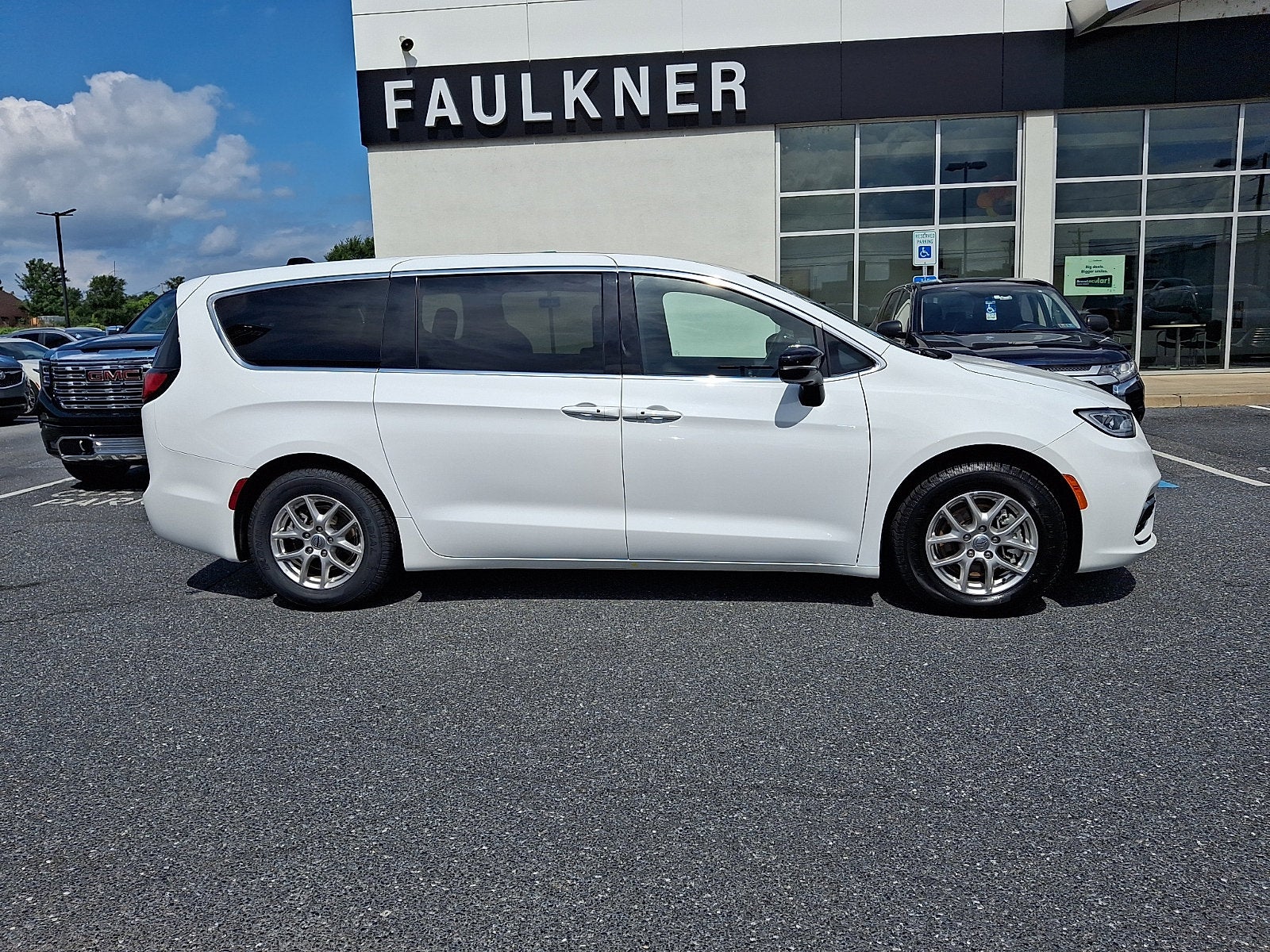 2025 Chrysler Pacifica Select