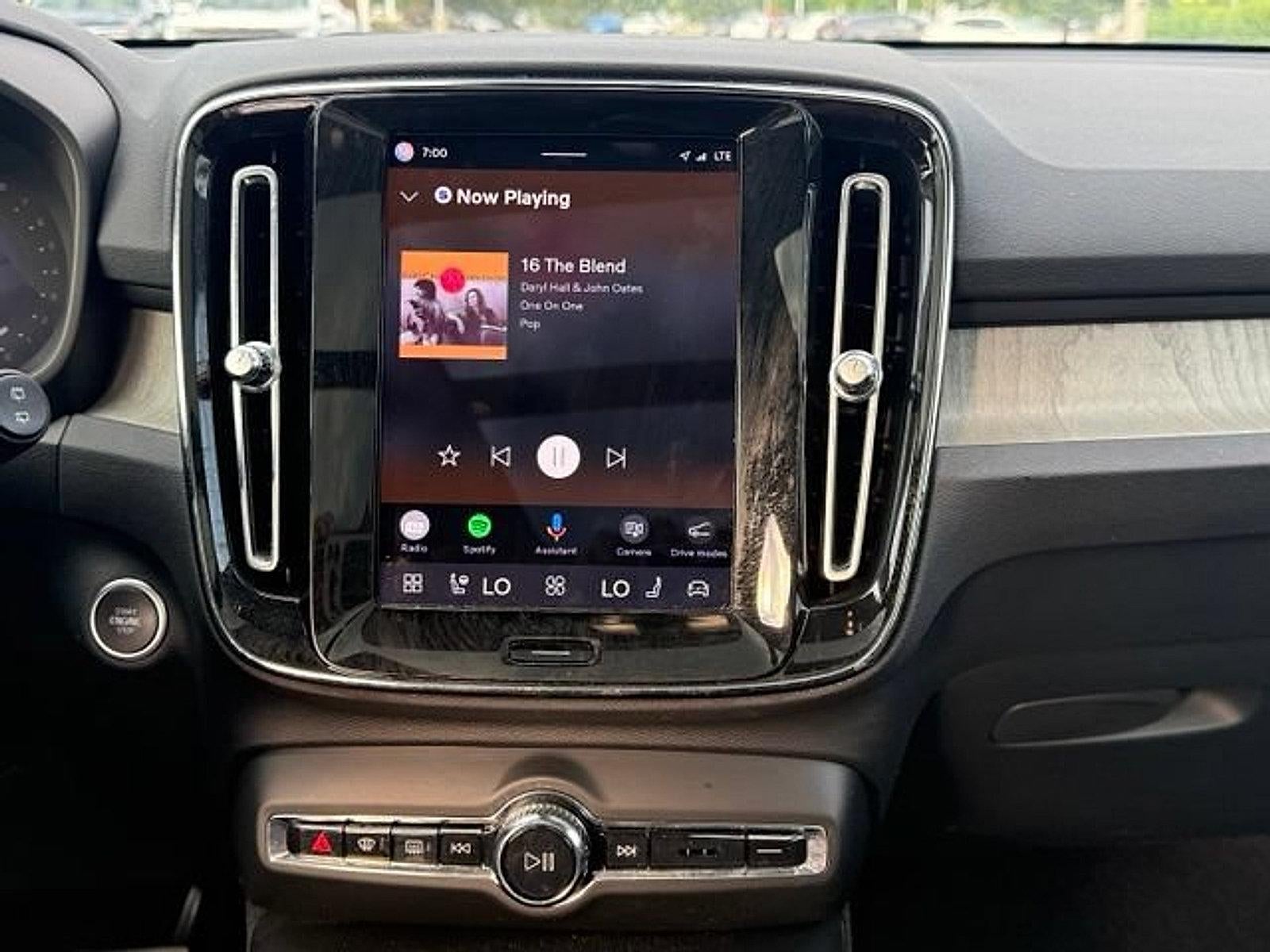 2023 Volvo XC40 B5 AWD Plus Dark Theme
