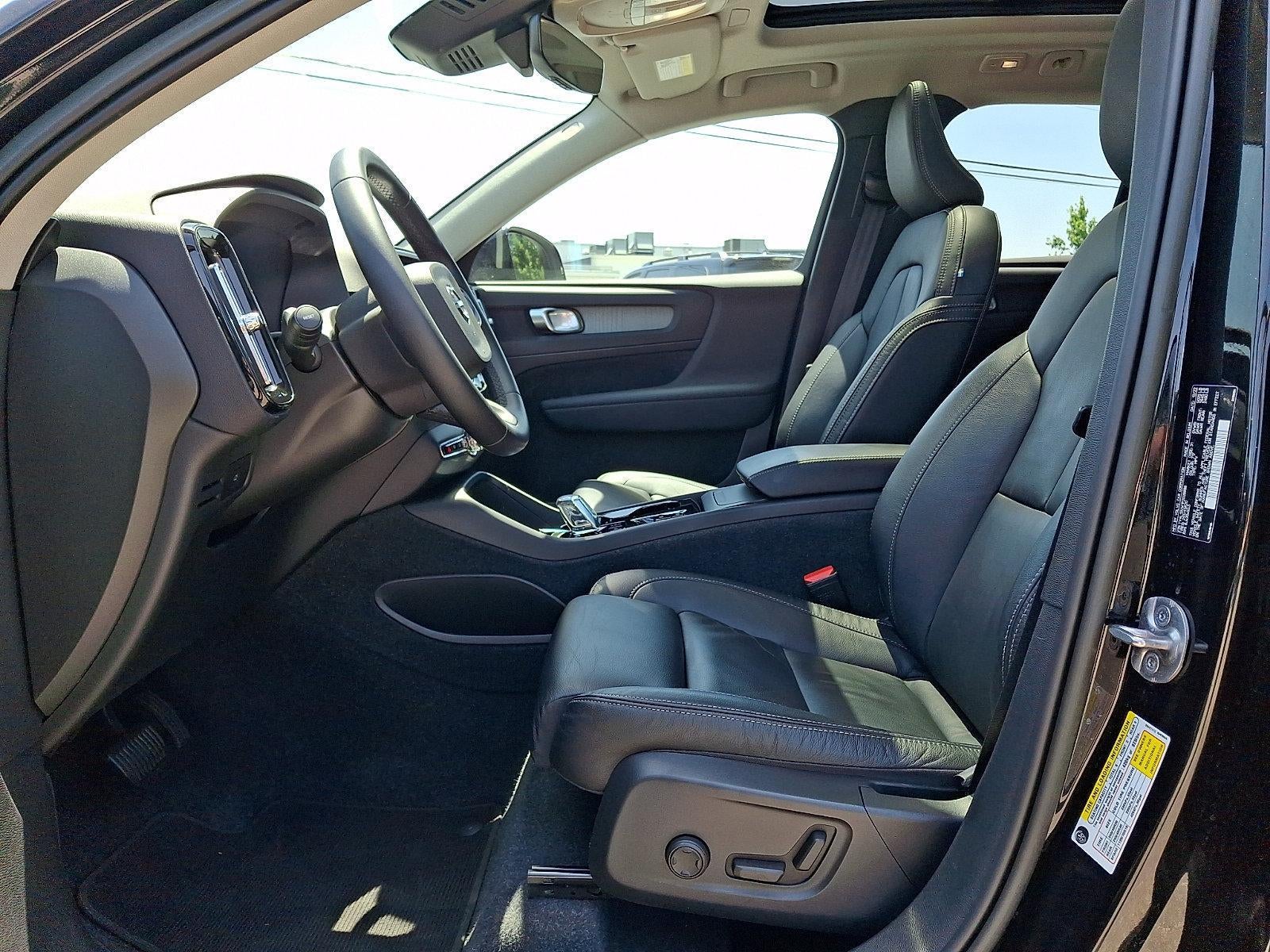 2023 Volvo XC40 B5 AWD Plus Dark Theme