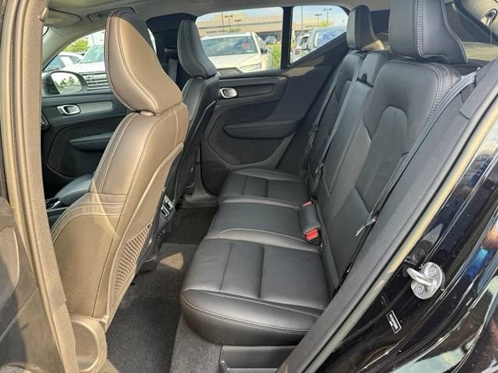 2023 Volvo XC40 B5 AWD Plus Dark Theme