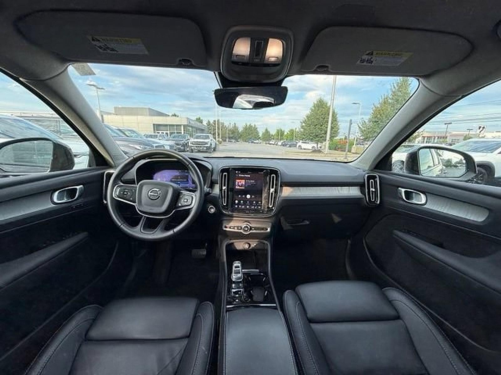 2023 Volvo XC40 B5 AWD Plus Dark Theme