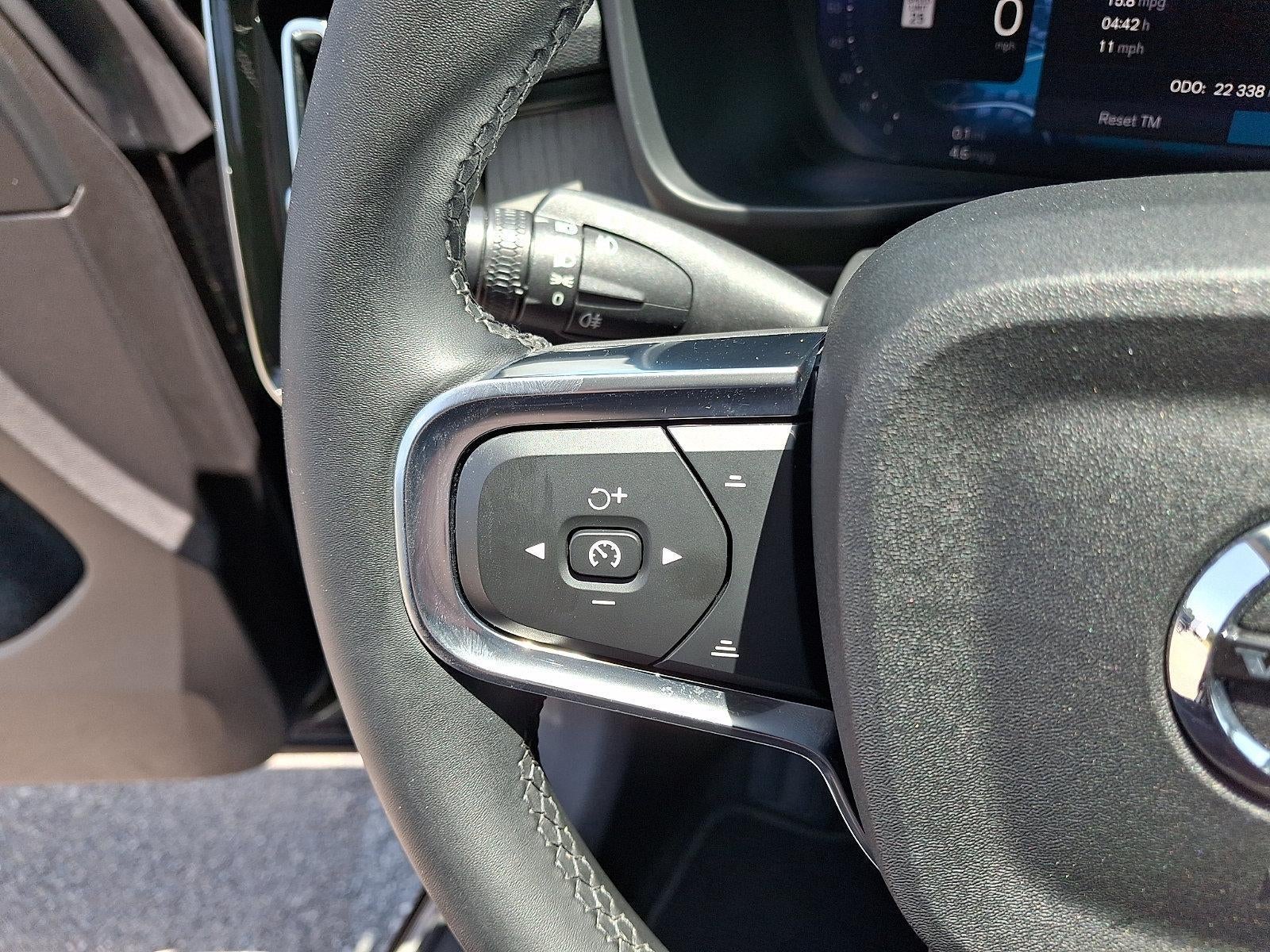 2023 Volvo XC40 B5 AWD Plus Dark Theme
