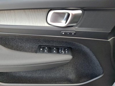 2025 Volvo XC40 B5 AWD Plus Bright Theme