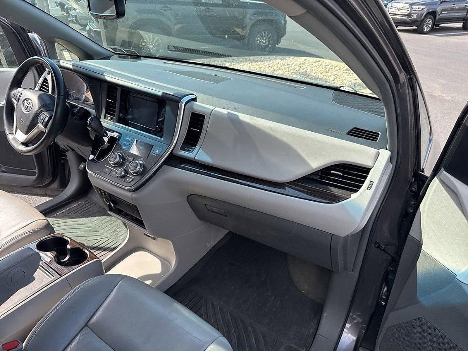 2017 Toyota Sienna XLE Premium AWD 7-Passenger (Natl)