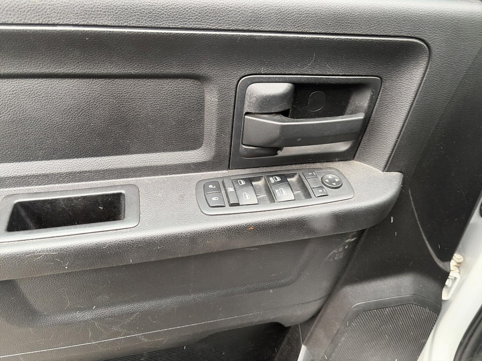 2017 RAM 1500 Express 4x4 Crew Cab 5'7" Box