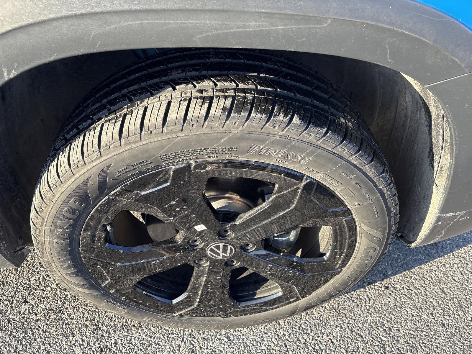 2025 Volkswagen Taos SE Black 4MOTION