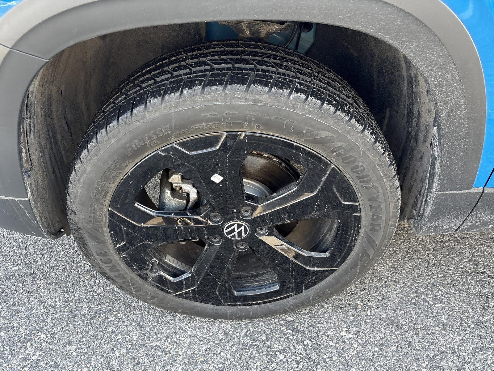 2025 Volkswagen Taos SE Black 4MOTION