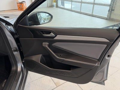 2025 Volkswagen Jetta SE Auto