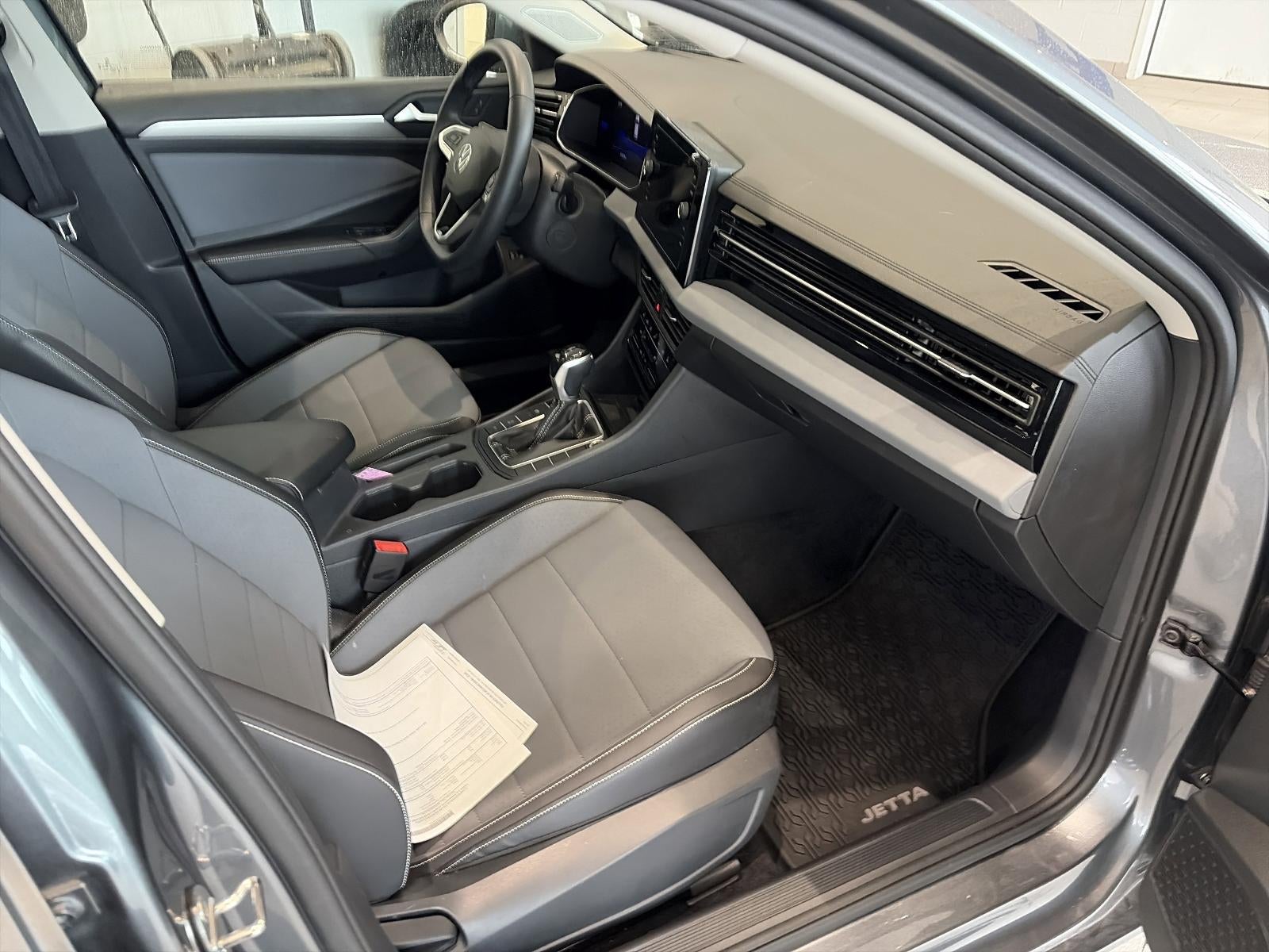 2025 Volkswagen Jetta SE Auto