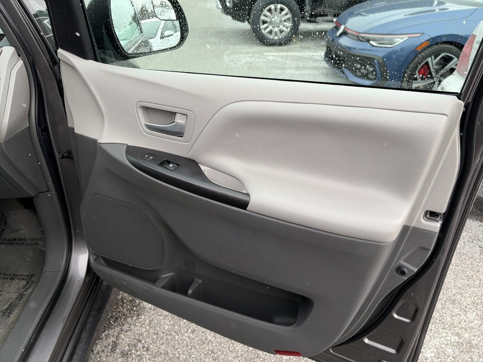 2018 Toyota Sienna LE FWD 8-Passenger (Natl)