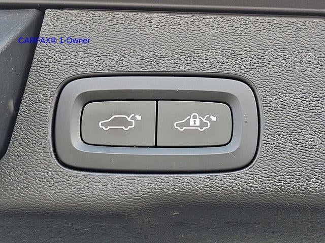 2023 Volvo XC60 B5 AWD Plus Dark Theme