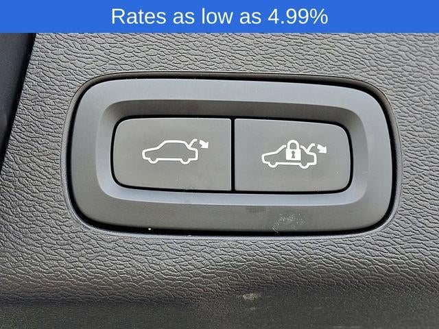 2023 Volvo XC60 B5 AWD Ultimate Dark Theme