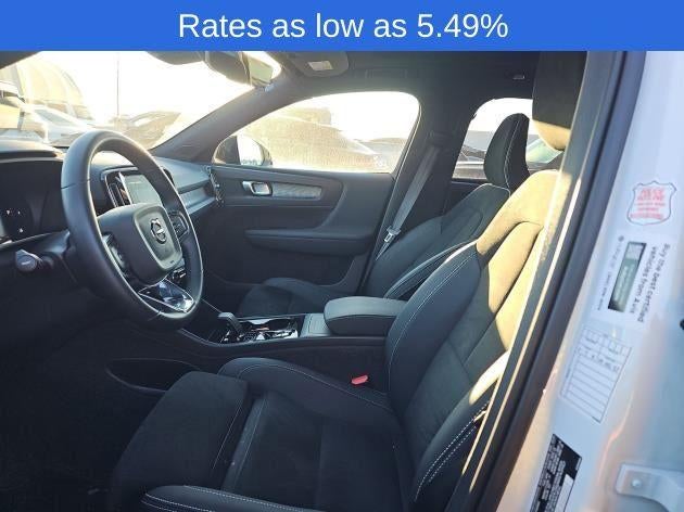 2025 Volvo XC40 B5 AWD Plus Dark Theme