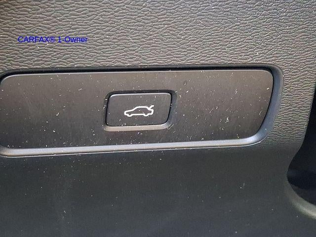 2023 Volvo XC40 B5 AWD Plus Dark Theme