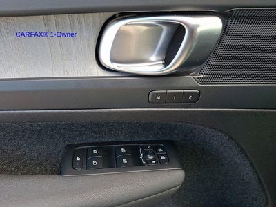 2023 Volvo XC40 B5 AWD Plus Dark Theme