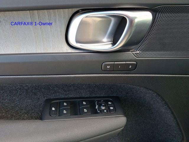 2023 Volvo XC40 B5 AWD Plus Dark Theme