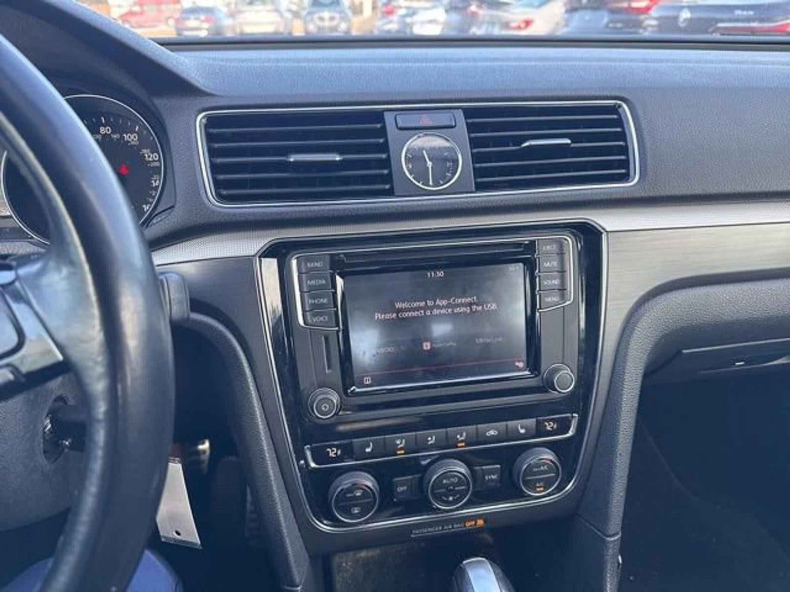 2017 Volkswagen Passat R-Line w/Comfort Pkg Auto