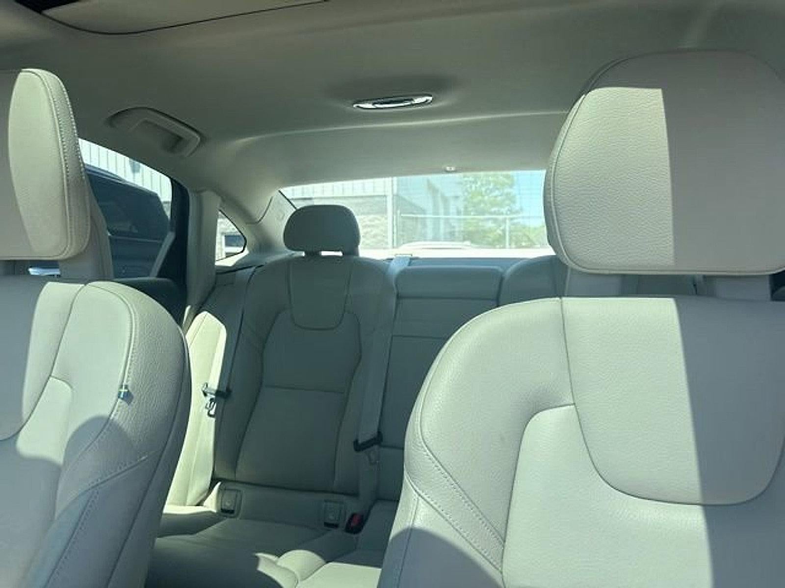 2017 Volvo S90 T6 AWD Momentum