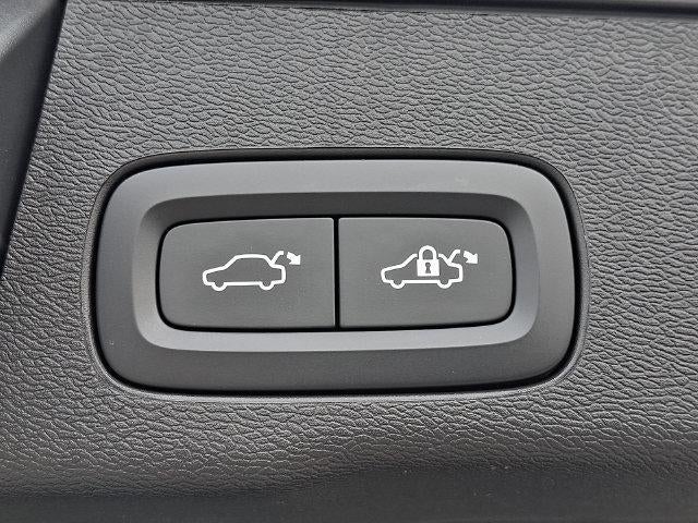 2023 Volvo XC60 B5 AWD Plus Bright Theme