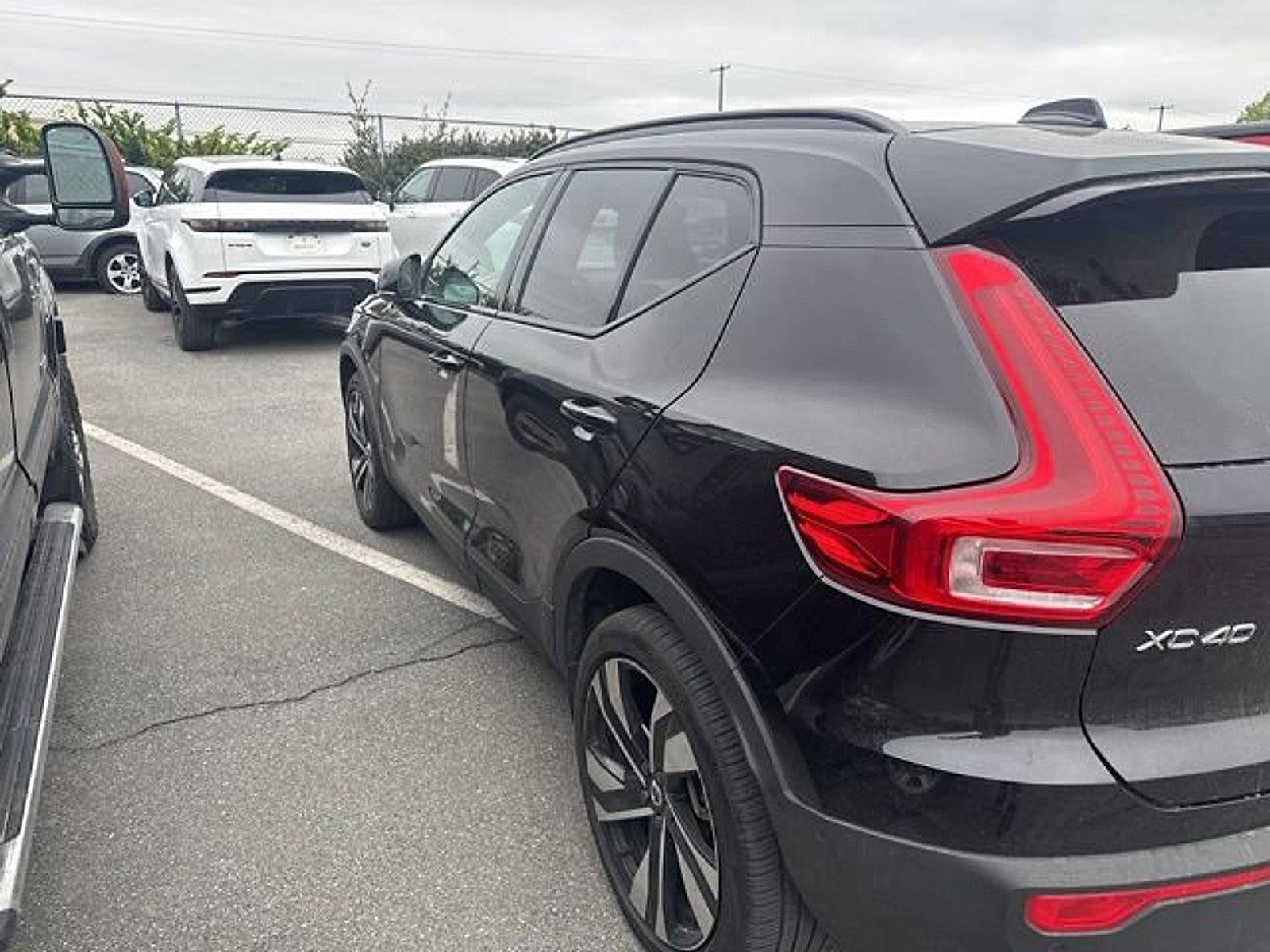 2024 Volvo XC40 B5 AWD Plus Dark Theme