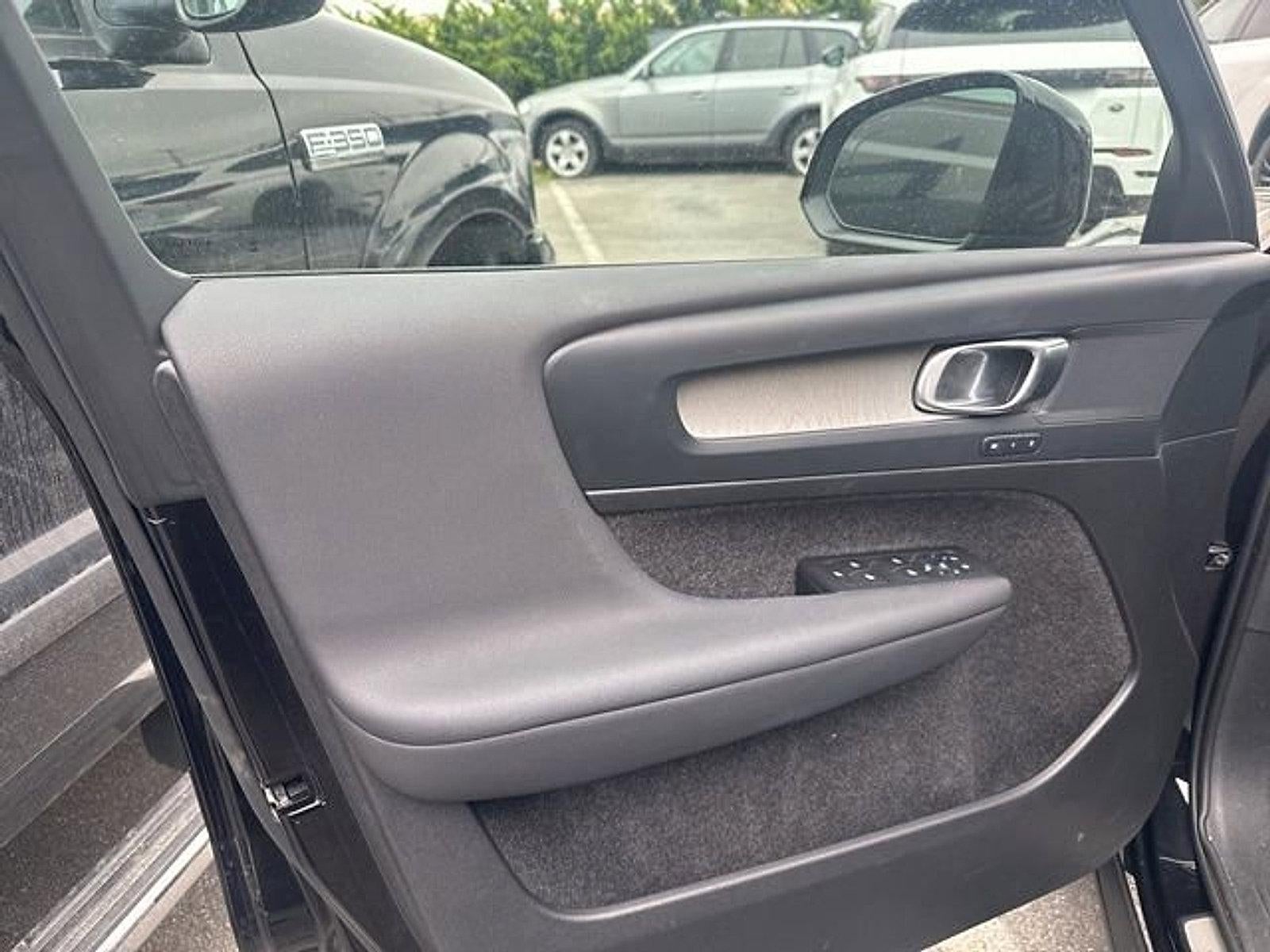 2024 Volvo XC40 B5 AWD Plus Dark Theme