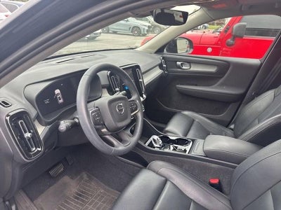 2024 Volvo XC40 B5 AWD Plus Dark Theme