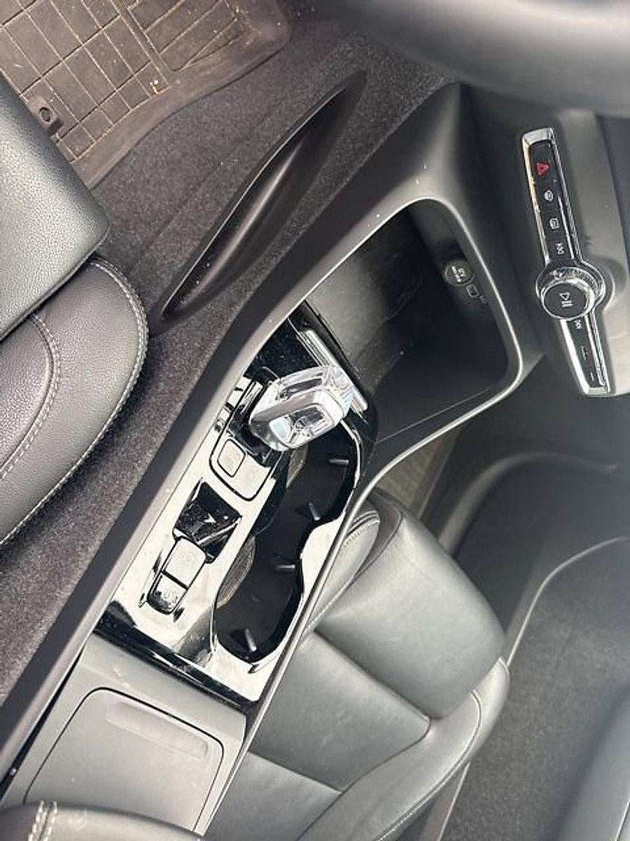 2024 Volvo XC40 B5 AWD Plus Dark Theme