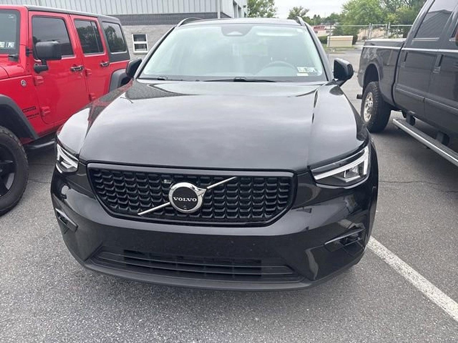 2024 Volvo XC40 B5 AWD Plus Dark Theme