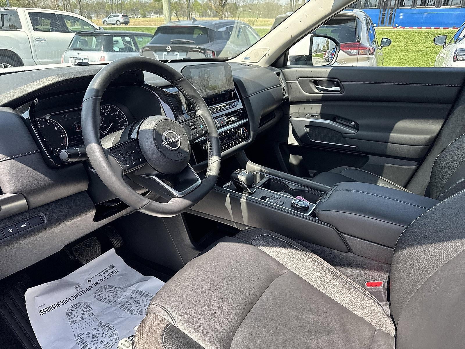 2025 Nissan Pathfinder SL