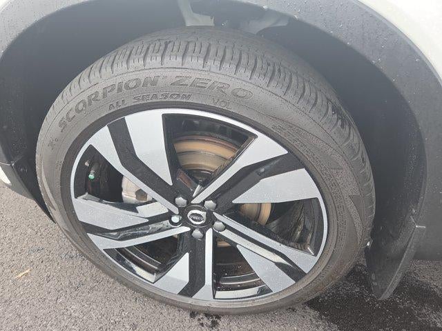 2024 Volvo XC40 Plus Bright Theme