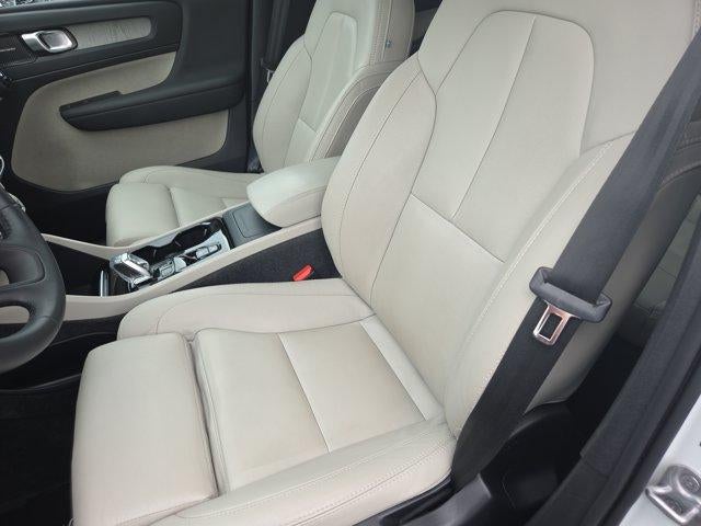 2024 Volvo XC40 Plus Bright Theme