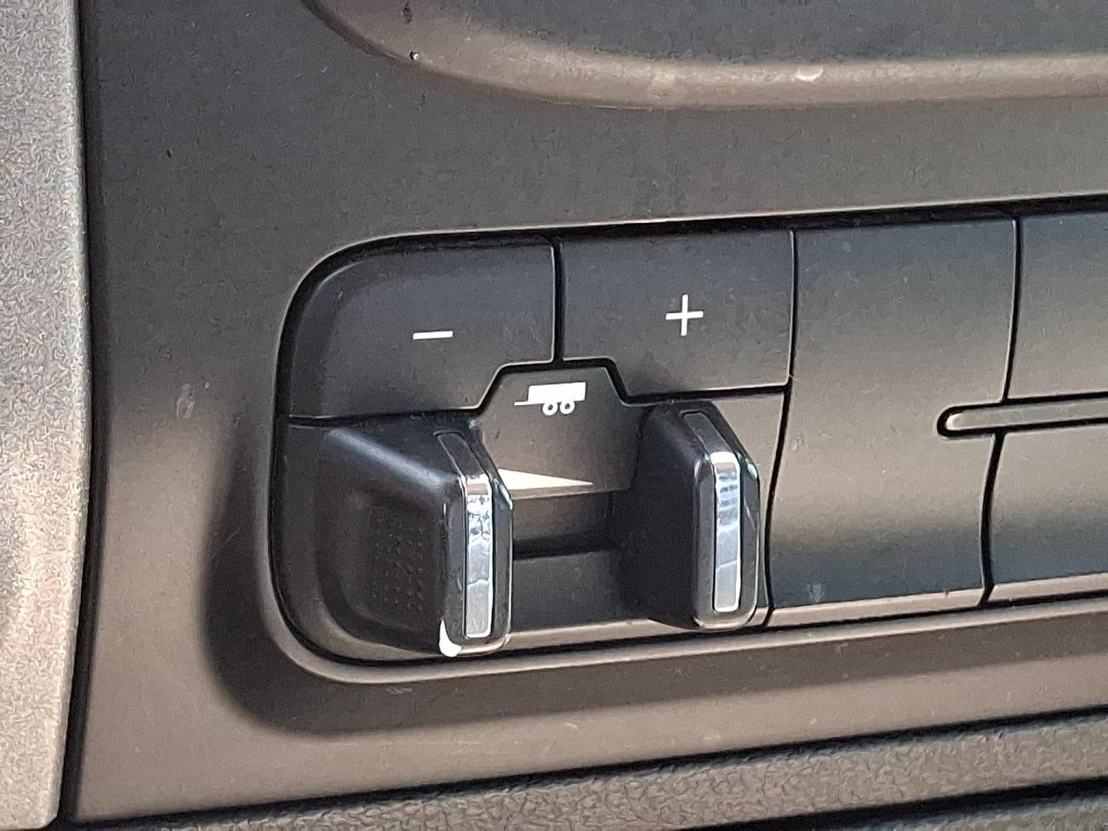 2017 RAM 1500 Express 4x2 Crew Cab 5'7" Box
