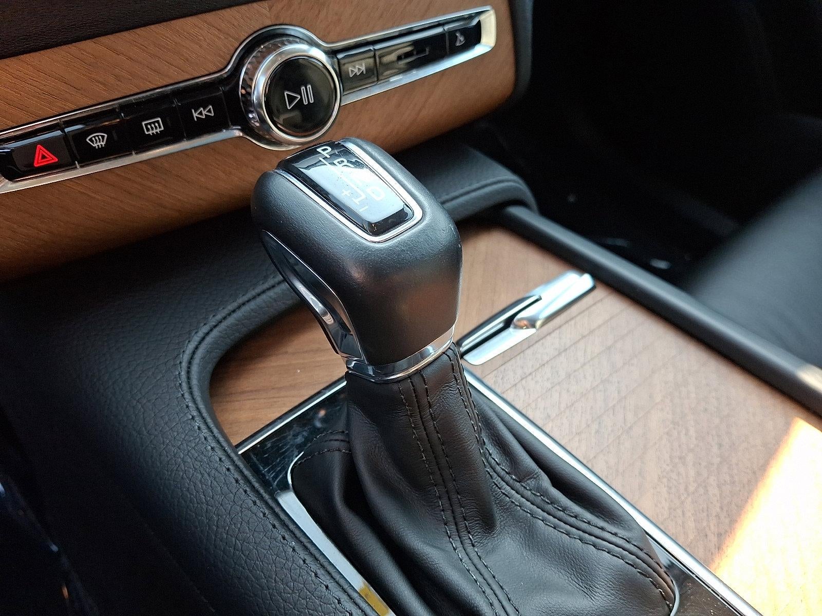 2022 Volvo XC90 T6 AWD Momentum 7P