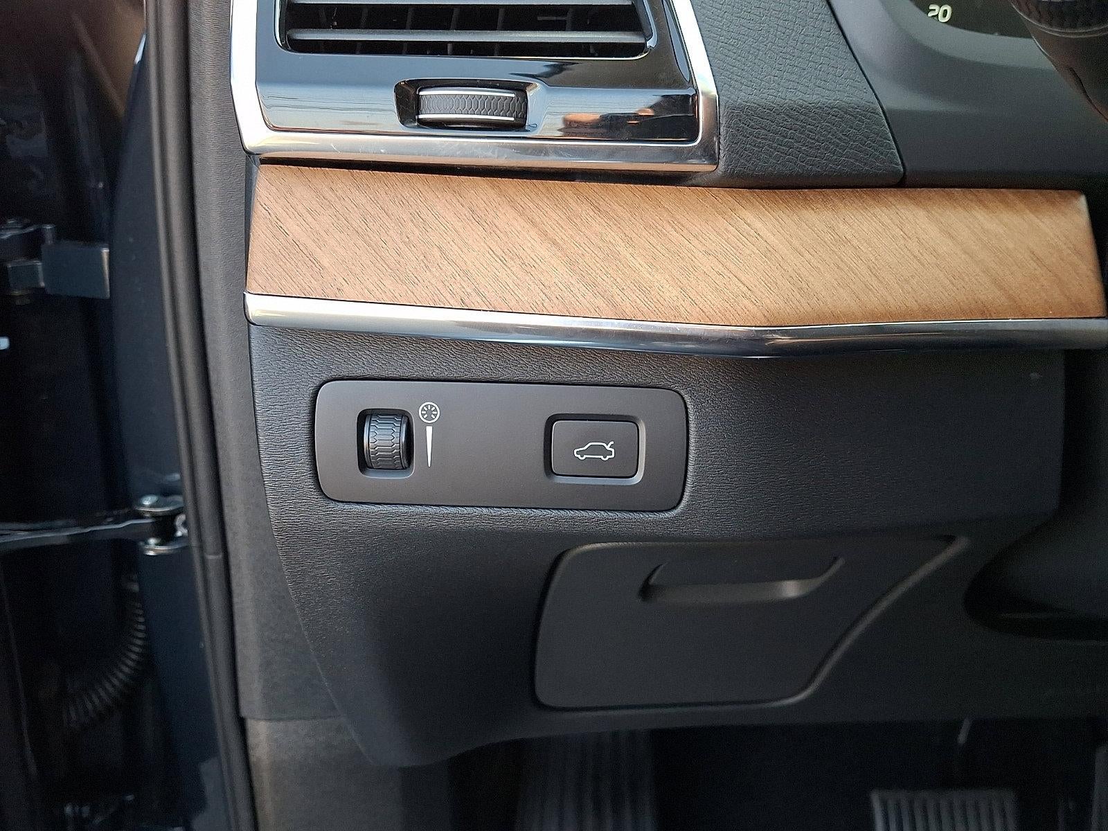 2022 Volvo XC90 T6 AWD Momentum 7P